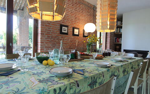 Villa Poggio Zucchino, Pool, Wellness, Piacenza: Möbel, Interior Design, Tabelle, Stuhl, Holz, Light Fixture, Esszimmer, Beleuchtung, Küche & Esszimmer Tisch, Leuchter