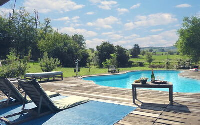 Villa Poggio Zucchino, Pool, Wellness, Piacenza: Schwimmbad, Möbel, Gartenmöbel, Stuhl, Resort, Sonnenliege, Schatten, Freizeit, Tisch Im Freien, Hinterhof