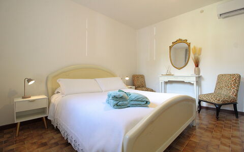 Villa Rosa Apartment: Bett, Möbel, Interior Design, Schlafzimmer, Bedding, Bettdecke, Wand, Fussboden, Holz, Flooring