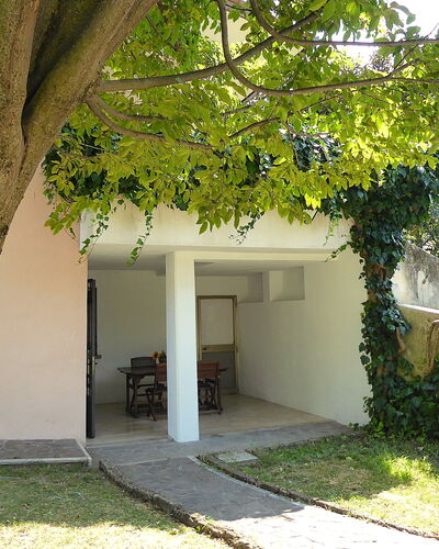 Villa Rosa Apartment Adventure: Garten, Schatten, Hinterhof, Rasen, Garten, Landscaping, Hof, Daylighting, Hazienda