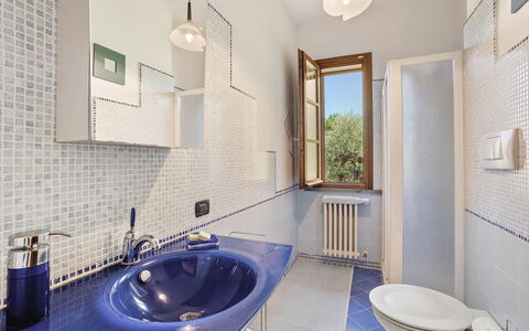 Villa Costa al Bagno: Flooring, Armatur, Interior Design, Fussboden, Zapfhahn, Bad Sink, Sinken, Installation, Badezimmer, Zuhause