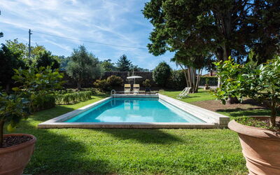 Villa Tambellini De Fondra: Schwimmbad, Strauch, Garten, Resort, Water Feature, Schatten, Landscaping, Hinterhof, Eco Hotel, Hazienda