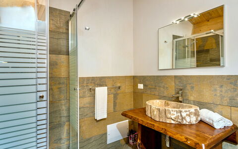 Villa La Musa: Flooring, Interior Design, Fussboden, Wand, Armatur, Holz, Decke, Badezimmer, Bad Sink, Beleuchtung