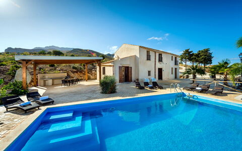 Villa La Musa: Blau, Schwimmbad, Resort, Gartenmöbel, Eco Hotel, Estate, Freizeit, Thermae, Regenschirm, Villa