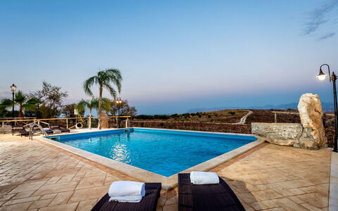 Villa La Musa: Blau, Schwimmbad, Resort, Gartenmöbel, Eco Hotel, Hotel, Villa, Sonnenliege, Ferienort, Regenschirm