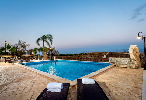 Villa La Musa: Blau, Schwimmbad, Resort, Gartenmöbel, Eco Hotel, Hotel, Villa, Sonnenliege, Ferienort, Regenschirm