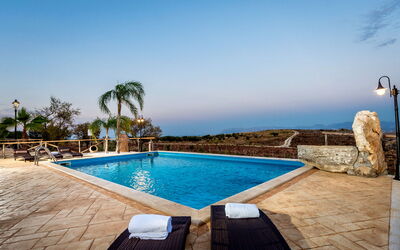 Villa La Musa: Blau, Schwimmbad, Resort, Gartenmöbel, Eco Hotel, Hotel, Villa, Sonnenliege, Ferienort, Regenschirm