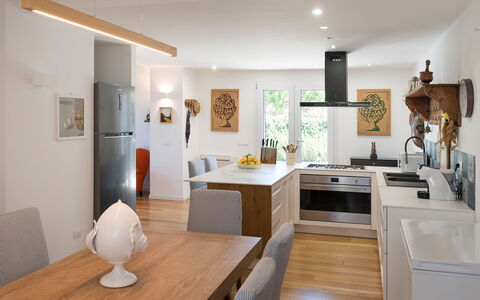 Casaita: Möbel, Interior Design, Countertop, Flooring, Cabinetry, Holz, Fussboden, Küche, Decke, Light Fixture