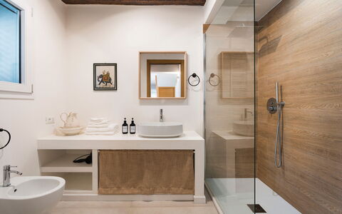 Casaita: Interior Design, Flooring, Badezimmer, Armatur, Bad Sink, Wand, Sinken, Fussboden, Holz, Spiegel