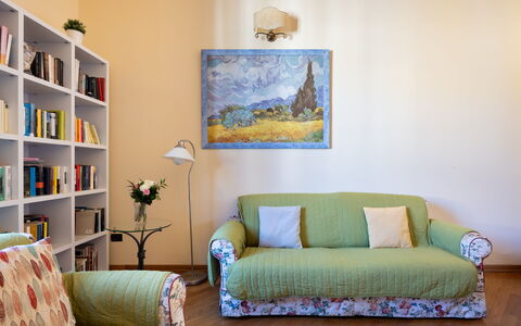 Cuore Di Firenze Apartment: Möbel, Interior Design, Couch, Wand, Flooring, Zimmer, Fussboden, Holz, Wohnzimmer, Gelb