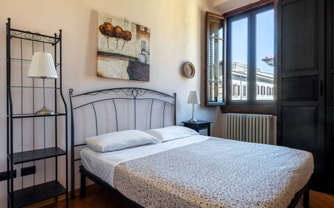 Cuore Di Firenze Apartment: Bett, Schlafzimmer, Wand, Bedding, Interior Design, Bettdecke, Möbel, Bettrahmen, Zimmer, Fussboden