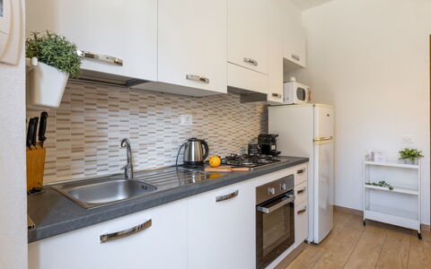 Casa La Conchiglia: Countertop, Küche, Major Appliance, Küchengerät, Möbel, Interior Design, Holz, Flooring, Cabinetry, Spüle