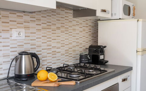 Casa La Conchiglia: Küche, Countertop, Küchengerät, Interior Design, Holz, Flooring, Major Appliance, Haushaltsgerät, Cabinetry, Fussboden