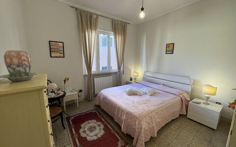 Casa Capolino: Bett, Möbel, Schlafzimmer, Fussboden, Interior Design, Flooring, Bettdecke, Holz, Bedding, Zimmer