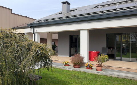 House Martina: Zuhause, Wohngebiet, Haus, Dach, Tür, Schatten, Garten, Garten, Beton, Estate