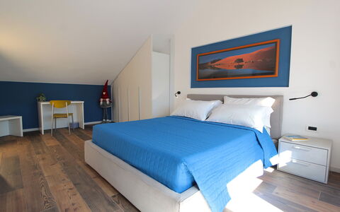House Martina: Möbel, Interior Design, Flooring, Fussboden, Schlafzimmer, Bett, Holz, Zimmer, Decke, Wohnung