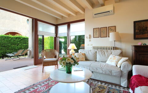 Calicantus, Verona, Pool, Wifi: Möbel, Interior Design, Flooring, Couch, Holz, Fussboden, Decke, Wohnzimmer, Tabelle, Beleuchtung