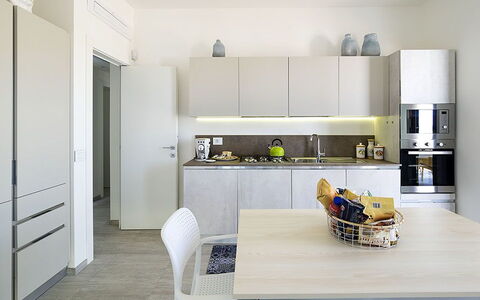 Timo: Möbel, Küche, Interior Design, Countertop, Küchengerät, Flooring, Cabinetry, Holz, Major Appliance, Fussboden