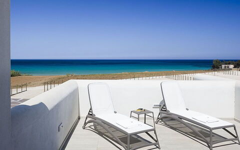 Timo: Blau, Möbel, Fussboden, Meer, Ozean, Schatten, Küste, Stuhl, Strand, Gartenmöbel