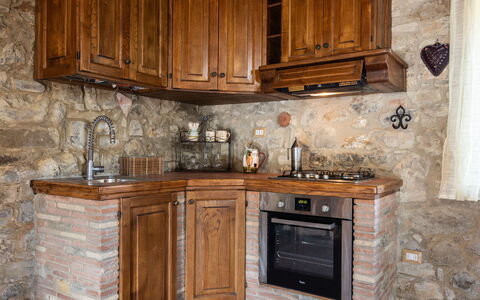 La Casina Honeymoon Cottage, Badia Agnano: Holz, Cabinetry, Küche, Countertop, Interior Design, Flooring, Schrank, Möbel, Zuhause, Schublade