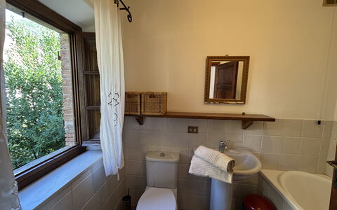 Allo Scoiattolo: Wand, Flooring, Fussboden, Interior Design, Armatur, Bad Sink, Installation, Zimmer, Badezimmer, Zapfhahn