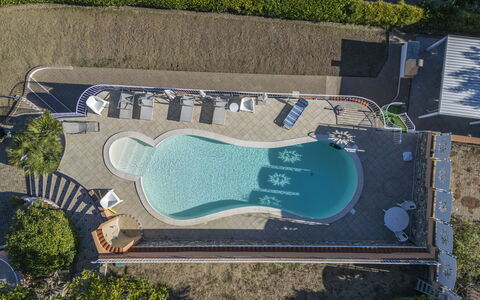 Villa Caroline, Private Pool and Seaview: Blau, Schwimmbad, Resort, Gartenmöbel, Freizeit, Verbundwerkstoff, Water Feature, Schatten, Eco Hotel, Landscaping
