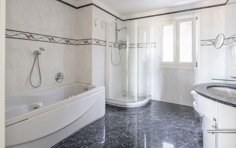 Villa Caroline, Private Pool and Seaview: Flooring, Fussboden, Armatur, Interior Design, Zapfhahn, Installation, Badezimmer, Fliese, Decke, Zimmer