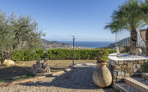 Villa Caroline, Private Pool and Seaview: Landschaft, Meer, Blumentopf, Ozean, Flagstone, Küste, Landscaping, Zimmerpflanze, Tropen