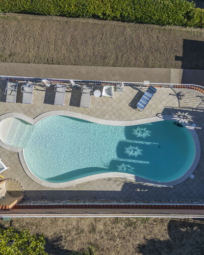 Villa Caroline, Private Pool and Seaview: Blau, Schwimmbad, Resort, Gartenmöbel, Freizeit, Verbundwerkstoff, Water Feature, Schatten, Eco Hotel, Landscaping