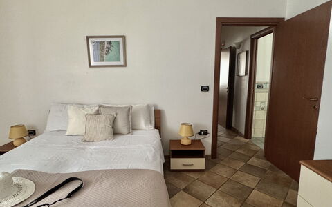 Casa Paola-connessione Starlink: Möbel, Bett, Flooring, Fussboden, Wand, Schlafzimmer, Holz, Interior Design, Zimmer, Bettdecke