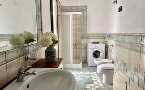 Casa Paola-connessione Starlink: Flooring, Interior Design, Fussboden, Badezimmer, Armatur, Fliese, Toilette, Toilleten Sitz, Installation, Decke