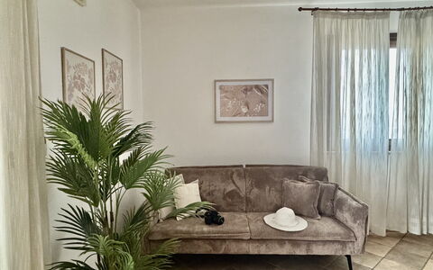 Casa Paola-connessione Starlink: Möbel, Interior Design, Couch, Wand, Flooring, Fussboden, Holz, Wohnzimmer, Textil, Zuhause