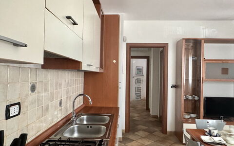 Casa Paola-connessione Starlink: Countertop, Küche, Flooring, Major Appliance, Holz, Küchengerät, Interior Design, Fussboden, Cabinetry, Spüle