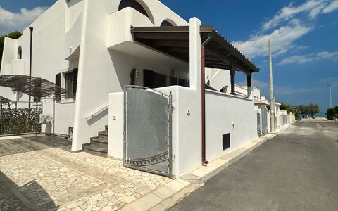 Casa Paola-connessione Starlink: Verbundwerkstoff, Beton, Schatten, Balkon, Tor, Daylighting, Gips, Zaun, Treppe, Villa