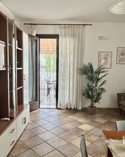 Casa Paola-connessione Starlink: Möbel, Flooring, Interior Design, Fussboden, Holz, Zimmer, Wohnzimmer, Beleuchtung, Decke, Tabelle