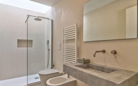 Casa Vita Bella: Badezimmer, Flooring, Fussboden, Armatur, Wand, Interior Design, Sinken, Toilette, Bad Sink, Zapfhahn