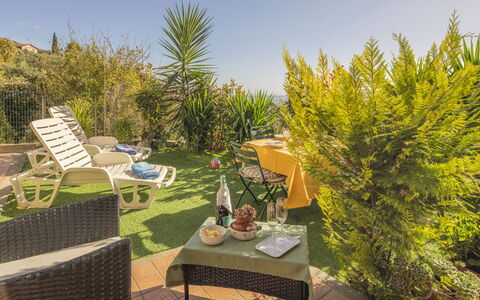 Casa di Bruna Seaview, Albenga: Strauch, Gartenmöbel, Möbel, Garten, Eco Hotel, Stuhl, Landscaping, Resort, Garten, Tisch Im Freien
