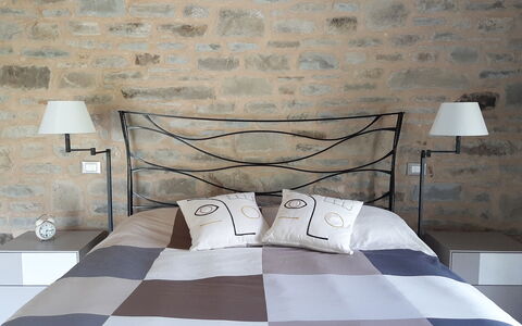 Villa Pietra With Pool On Piemonte Hills: Bett, Schlafzimmer, Bedding, Bettdecke, Möbel, Flooring, Linens, Interior Design, Bettrahmen, Fussboden