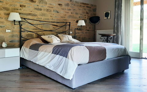 Villa Pietra With Pool On Piemonte Hills: Möbel, Bett, Schlafzimmer, Bedding, Interior Design, Bettdecke, Flooring, Holz, Fussboden, Linens