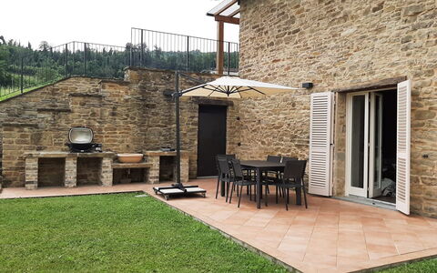 Villa Pietra With Pool On Piemonte Hills: Tür, Zuhause, Backstein, Veranda, Hütte, Flagstone, Gartenmöbel, Schatten, Mauerwerk, Hinterhof