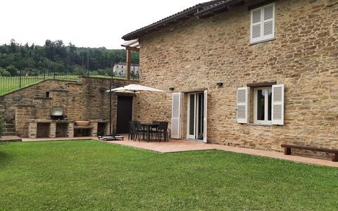 Villa Pietra With Pool On Piemonte Hills: Backstein, Hütte, Mauerwerk, Garten, Hinterhof, Rasen, Bauernhaus, Garten, Steinwand, Landscaping