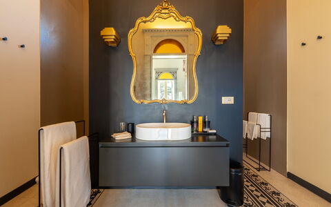 Palazzo Villani Lubelli: Wand, Interior Design, Armatur, Bad Sink, Badezimmer, Zapfhahn, Sinken, Beleuchtung, Installation, Spiegel