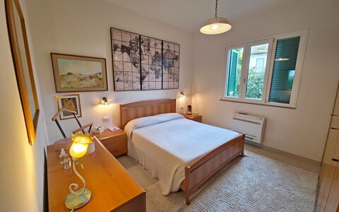 Villetta Tonfano: Bett, Schlafzimmer, Wand, Interior Design, Flooring, Möbel, Holz, Fussboden, Bettdecke, Decke