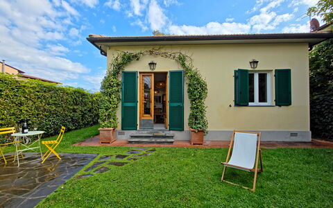 Villetta Tonfano: Tür, Zuhause, Garten, Rasen, Hütte, Garten, Hinterhof, Home Door, Landscaping, Estate