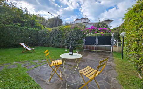 Villetta Tonfano: Strauch, Möbel, Garten, Ground, Gartenmöbel, Hinterhof, Rasen, Garten, Stuhl, Schatten