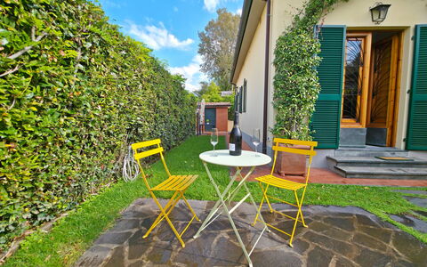 Villetta Tonfano: Grün, Möbel, Garten, Fahrradgabel, Gartenmöbel, Schatten, Fahrrad, Hinterhof