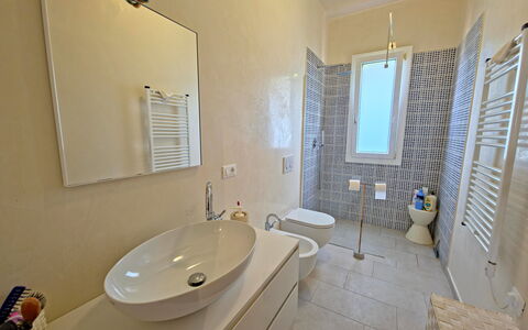 Villetta Tonfano: Flooring, Badezimmer, Armatur, Fussboden, Interior Design, Bad Sink, Sinken, Zapfhahn, Installation, Beleuchtung