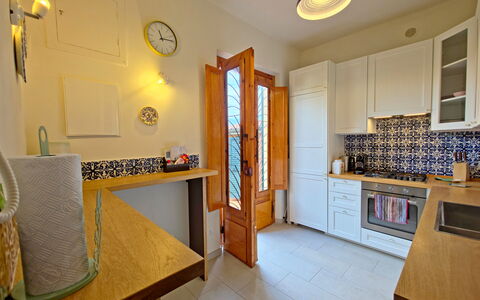 Villetta Tonfano: Interior Design, Flooring, Countertop, Küche, Holz, Cabinetry, Fussboden, Major Appliance, Küchengerät, Möbel