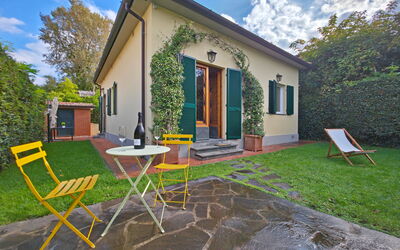 Villetta Tonfano: Tür, Zuhause, Garten, Hütte, Rasen, Hinterhof, Fahrrad, Garten, Landscaping