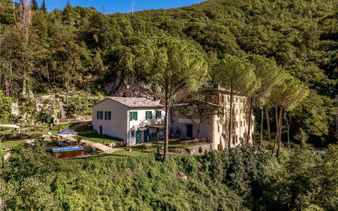 Villa Chiovada: Bergforms, Berg, Hügel, Zuhause, Hochland, Ländliches Gebiet, Bergstation, Haus, Landschaft, Gebirge